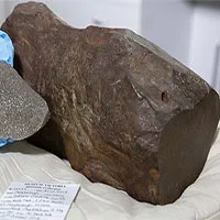 Úc: 4 năm cày cục phá khối đá không xong, đem cho mới biết là vật cực quý 4,6 tỷ năm tuổi