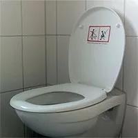 Nam giới nên đi tiểu ngồi thay vì đứng?