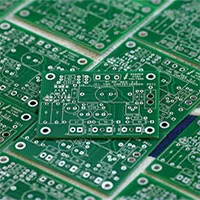 Tại sao hầu hết bảng mạch in lại có màu xanh lá cây trong khi của Apple lại màu đen?