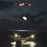 Tàu SpaceX căng lưới hứng gọn mảnh vỏ tên lửa rơi xuống biển