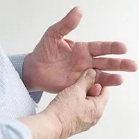 Tại sao lại bị đau khớp ngón tay?