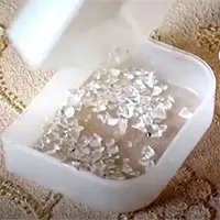 Cô gái chảy "nước mắt pha lê"