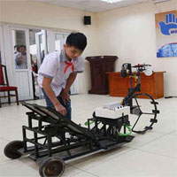 Học sinh trường làng chế tạo máy cấy lúa khiến nhiều người kinh ngạc