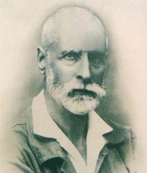 Mộ của nhà bác học Alexandre Yersin ngày càng xuống cấp