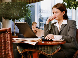 Hacker mạng Wi-Fi nhằm người giàu để cướp