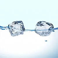 Tại sao nước đá là thể rắn nhưng lại nổi?