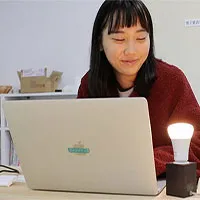 Ghen tị với các cặp đôi yêu nhau, cô gái trẻ phát minh "bóng đèn chia tay"