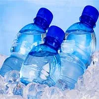 Tại sao khi lạnh nước không đóng băng toàn bộ một lúc mà lại đông cứng từ trên xuống?