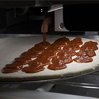 Đánh bại đầu bếp, robot có thể làm 300 chiếc pizza mỗi giờ