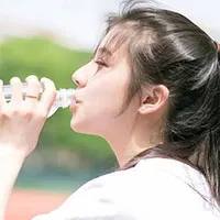 Uống nước nhiều quá cũng không tốt. Những nhóm người nào không nên uống nhiều nước?