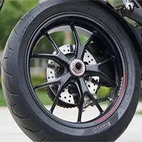 Vì sao 2 bánh trên xe máy có kích thước khác nhau?