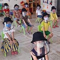 Học sinh đeo nón tấm chắn có thể bị mỏi mắt, đau đầu, cận thị