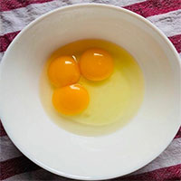 Con gà may mắn nhất thế giới đẻ ra trứng 3 lòng đỏ