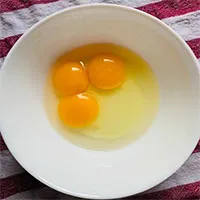 Con gà may mắn nhất thế giới đẻ ra trứng 3 lòng đỏ