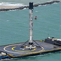 Tên lửa SpaceX cập bờ sau chuyến bay lịch sử