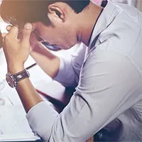 Dân văn phòng trẻ "đau đầu" vì nhiều chứng bệnh thường gặp