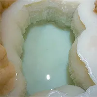 Hồ nước xanh như ngọc bên trong hang động kỳ lạ ở Mỹ