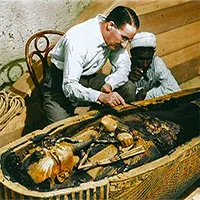 "Khoảnh khắc vàng" lúc mở quan tài vua Tutankhamun
