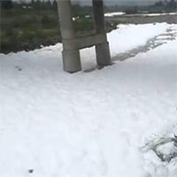Cả dòng sông bỗng trở nên trắng xóa, biết nguyên nhân mới thấy tác hại vô cùng đáng sợ