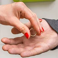 Cấm tắm, ép khóc và những phong tục cưới hỏi kỳ lạ trên thế giới