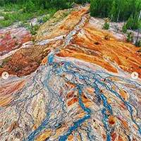 Kỳ bí "dòng nước lũ" màu da cam chảy cuồn cuộn ở Nga