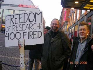 Biểu tình trong lúc diễn ra lễ trao giải Nobel 2006