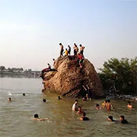 Nóng gần 52 độ C, dân Baghdad không dám ra ngoài đường