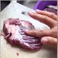 Miếng thịt đang nằm trên thớt bất ngờ “nhảy múa” khiến dân mạng sục sôi