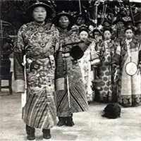 Cách cung nhân vệ sinh cá nhân: Thái giám dùng phấn thơm át mùi khai