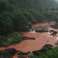 Kỳ quái dòng sông chuyển "đỏ như máu" sau mỗi cơn mưa