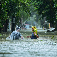 Vì sao miền Trung mưa lũ kéo dài?