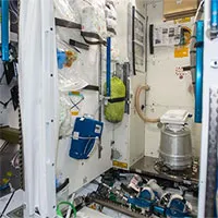 Sau 60 năm, NASA mới làm nhà vệ sinh cho phi hành gia nữ