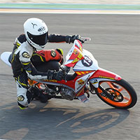 Vì sao lốp xe đua không có gai vẫn cho độ bám đường tốt?