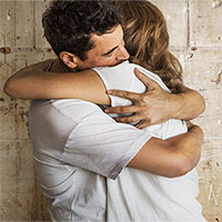 Vì sao cái ôm có thể giúp chúng ta vui hơn nhưng có người lại không thích?