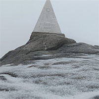 Tuyết bất ngờ rơi dày đặc trên đỉnh Fansipan