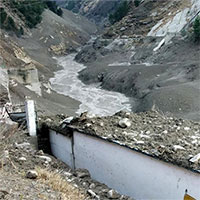 Sông băng Himalaya vỡ “như núi lửa phun trào”