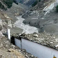 Sông băng Himalaya vỡ “như núi lửa phun trào”