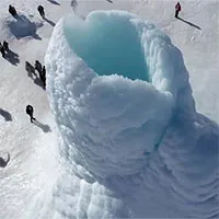Độc lạ ngọn núi lửa “phun ra băng” ở Kazakhstan