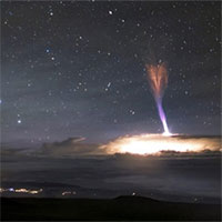 Sét đỏ và xanh cực hiếm trên bầu trời Hawaii