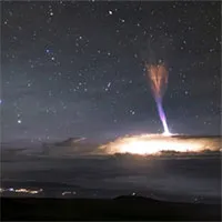 Sét đỏ và xanh cực hiếm trên bầu trời Hawaii