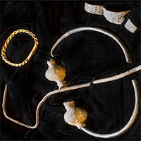 Thợ dò vàng tìm thấy kho báu Viking 1.000 năm tuổi