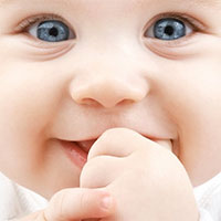 Vì sao em bé thích mút tay?