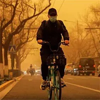 "Cuồng phong" mạnh nhất thập kỷ đổ bộ, cả Bắc Kinh chìm trong màu nâu nhạt