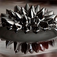 Dùng kim loại lỏng để bó xương thay thạch cao