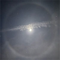 Cảnh tượng độc đáo: Quầng sáng tròn xuất hiện quanh Mặt trăng