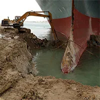 Tại sao không ai giải thoát được con tàu mắc kẹt ở kênh đào Suez?