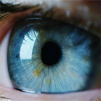 Tại sao mắt lại bị cay rát khi vừa mới thức dậy?