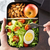 Vì sao Pháp cấm người lao động ăn trưa trên bàn làm việc?