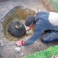 Thợ săn kho báu tìm thấy cái chum cũ trên cánh đồng: Đập vỡ cạnh chum, nhận ra kho báu 1 triệu đô