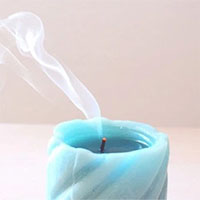 Tại sao nến chỉ bốc khói sau khi đã tắt?